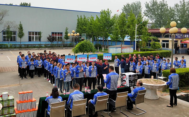 開幕式上，精神抖擻、英姿颯爽的代表隊(duì)邁著矯健的步伐走入賽場