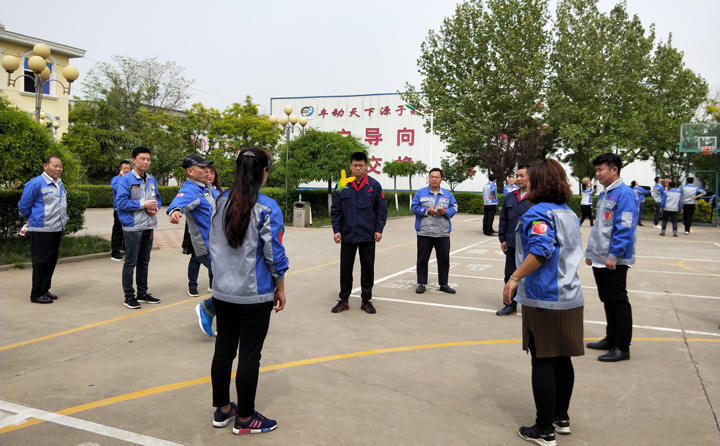 踢毽子比賽讓我們見識到團(tuán)結(jié)協(xié)作、堅(jiān)持不懈的運(yùn)動精神，各隊(duì)在場上展開激烈比拼，隊(duì)員們沉著應(yīng)戰(zhàn)、默契配合、快速傳遞