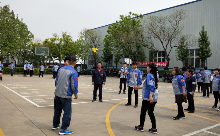 踢毽子比賽讓我們見識到團(tuán)結(jié)協(xié)作、堅(jiān)持不懈的運(yùn)動精神，各隊(duì)在場上展開激烈比拼，隊(duì)員們沉著應(yīng)戰(zhàn)、默契配合、快速傳遞