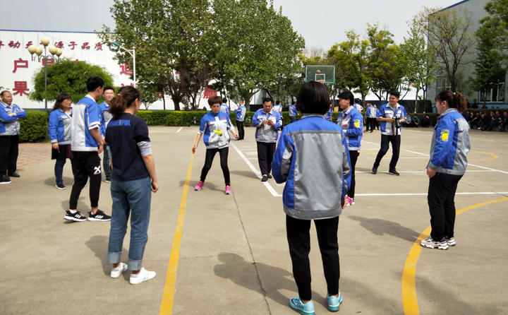 踢毽子比賽讓我們見識到團(tuán)結(jié)協(xié)作、堅(jiān)持不懈的運(yùn)動精神，各隊(duì)在場上展開激烈比拼，隊(duì)員們沉著應(yīng)戰(zhàn)、默契配合、快速傳遞