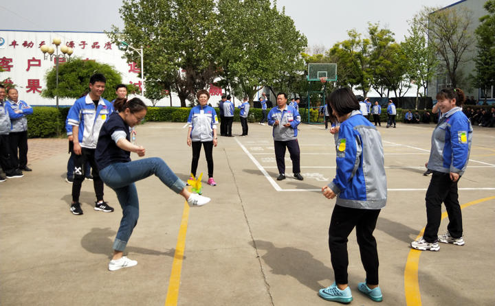 踢毽子比賽讓我們見識到團(tuán)結(jié)協(xié)作、堅(jiān)持不懈的運(yùn)動精神，各隊(duì)在場上展開激烈比拼，隊(duì)員們沉著應(yīng)戰(zhàn)、默契配合、快速傳遞