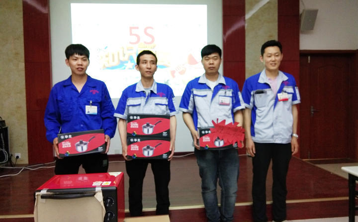 觀眾積極參與領獎合影