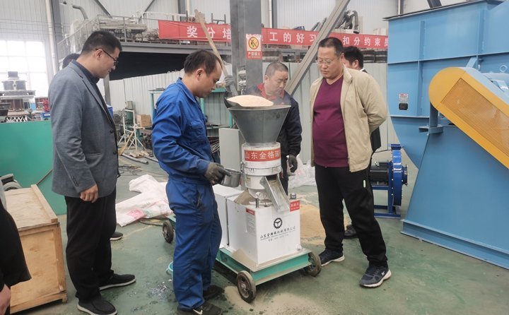 農(nóng)作物秸稈顆粒機試機現(xiàn)場 農(nóng)作物秸稈顆粒機試機現(xiàn)場