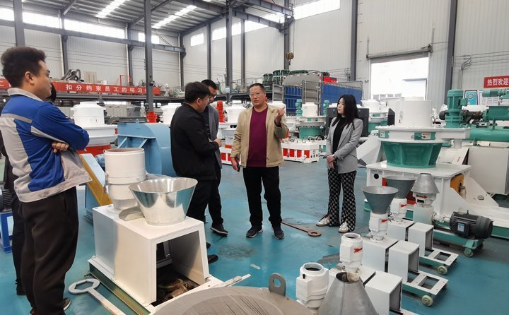 客戶又參觀了顆粒機展廳其他設(shè)備 客戶又參觀了顆粒機展廳其他設(shè)備