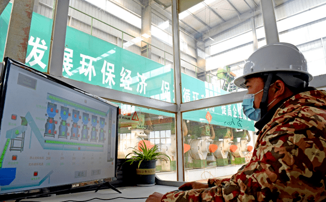 淮南市壽縣一家顆粒廠工人正在操控秸稈顆粒機械設備加工秸稈，生產生物燃料