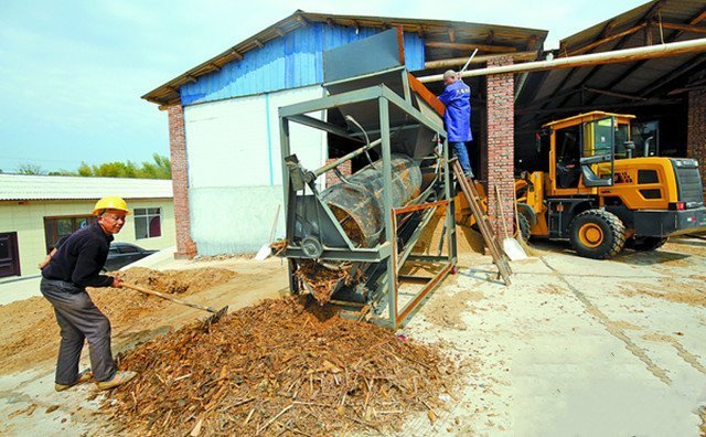 4月2日,湖南雨湖區鶴嶺鎮向陽村村民在家門口新建的秸稈顆粒機械設備生產線處理秸稈作業。這一項目既解決了秸稈處理難題,還為村集體和村民帶來不菲的經濟效益。 4月2日,湖南雨湖區鶴嶺鎮向陽村村民在家門口新建的秸稈顆粒機械設備生產線處理秸稈作業。這一項目既解決了秸稈處理難題,還為村集體和村民帶來不菲的經濟效益。